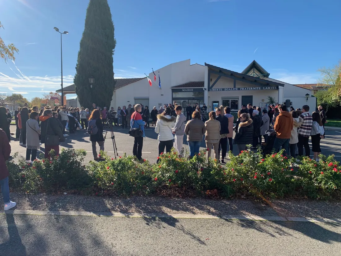 Une cérémonie sobre devant la mairie et l'école à Saubens. 