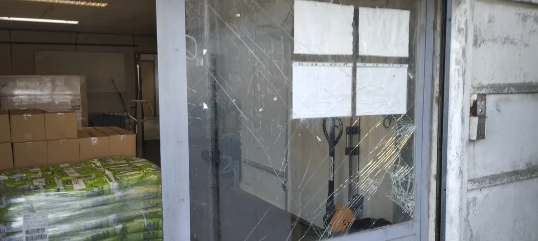La porte des locaux a été fracturée. 