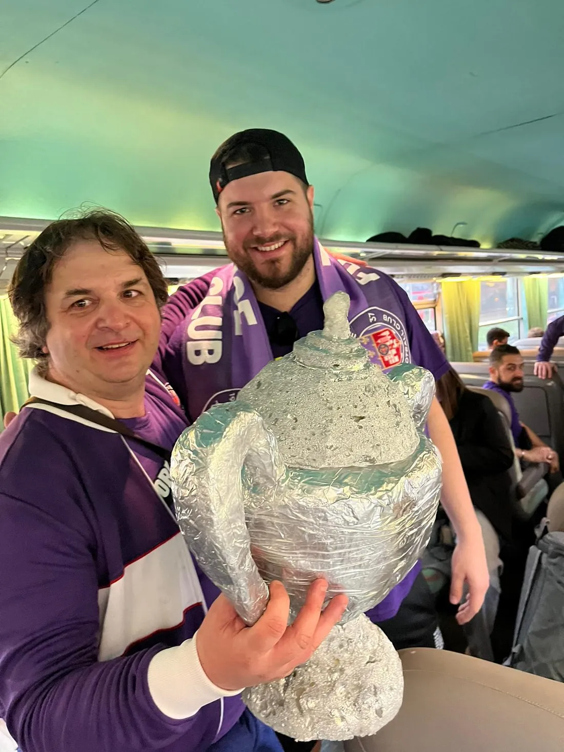 Gabin Alves alias "Gabs", supporter du TFC, avec une réplique alu de la Coupe de France