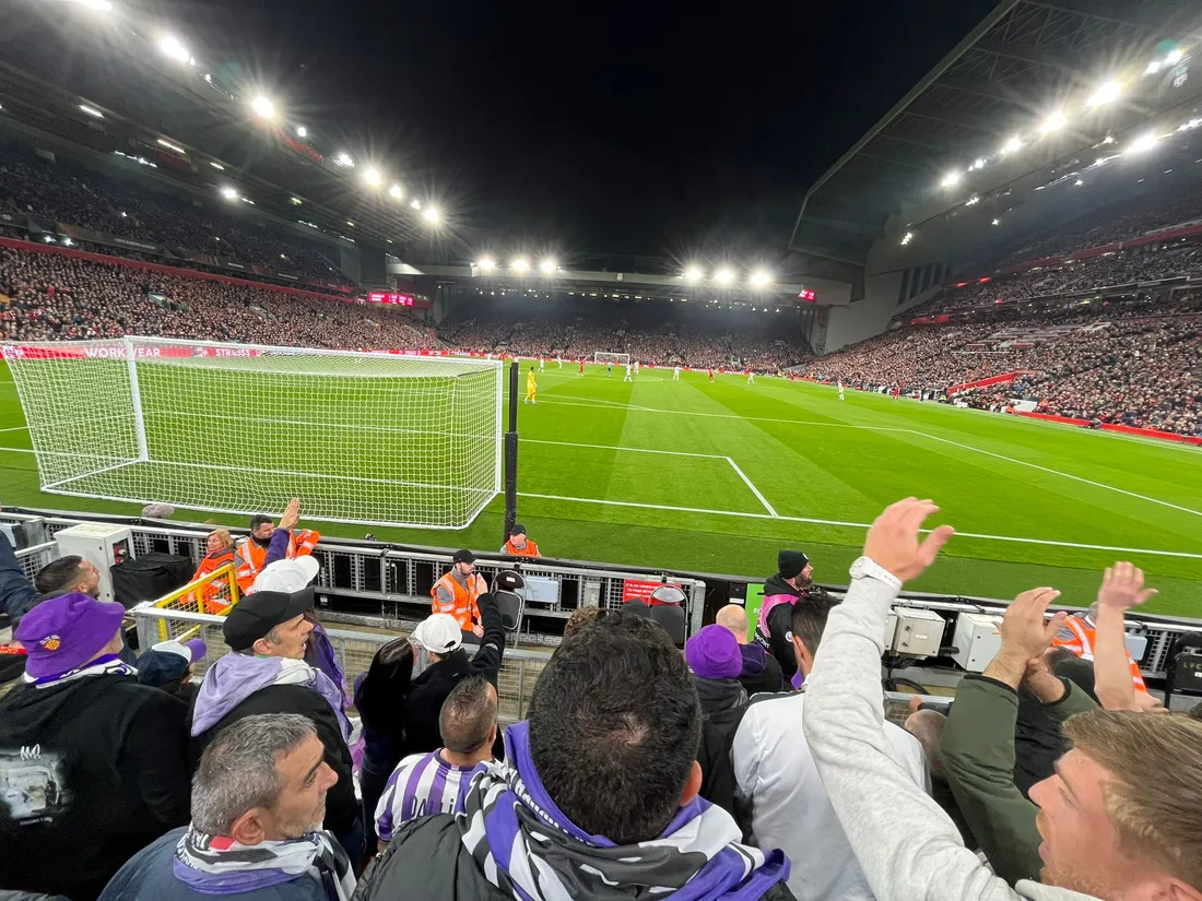 Le billard d'Anfield à quelques mètres des fans. 