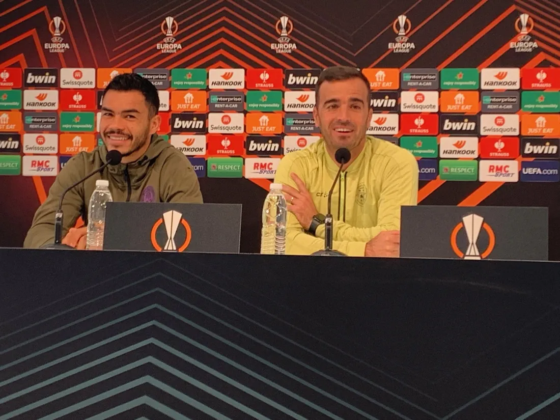 Le défenseur Gabriel Suazo et l'entraîneur Carles Martinez Novell