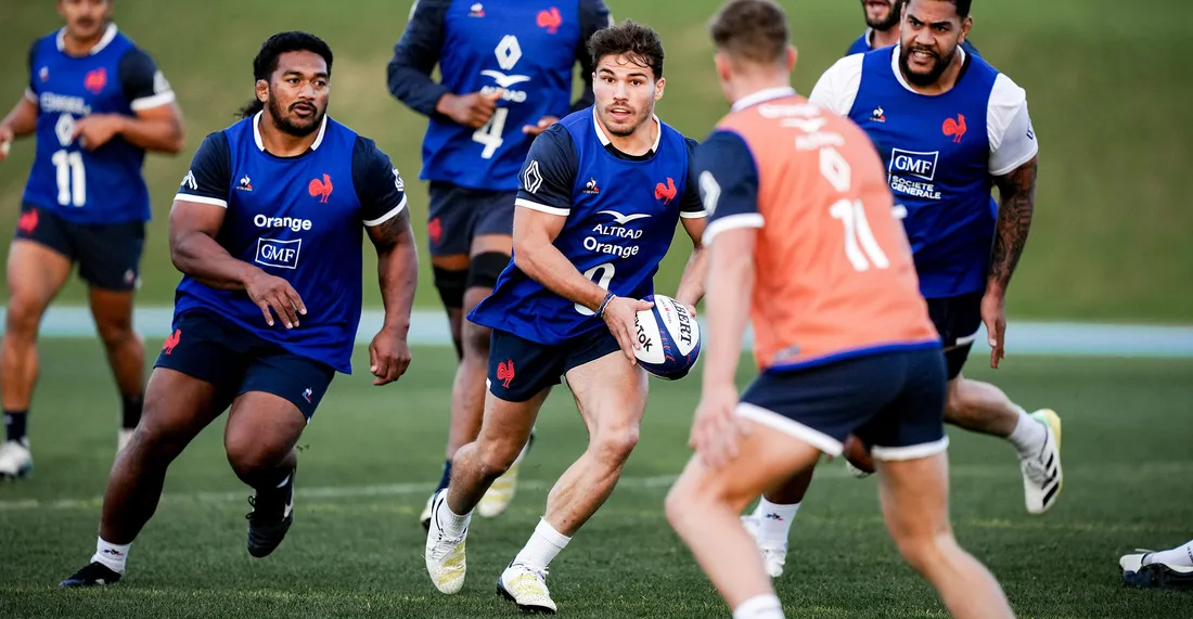 Antoine Dupont (ballon en main) est le capitaine des Bleus.