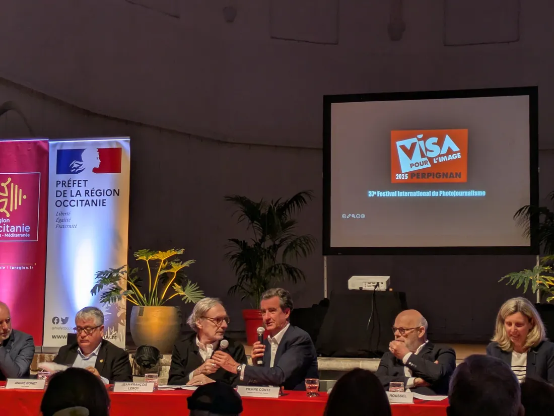 Jean-François Leroy, fondateur de Visa pour l'image, au micro lors de la conférence de presse