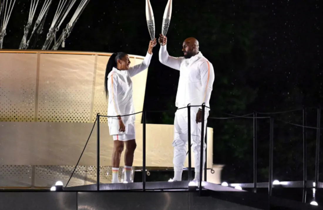 Marie-José Pérec et Teddy Riner, en train d’allumer la vasque de la flamme olympique en 2024.