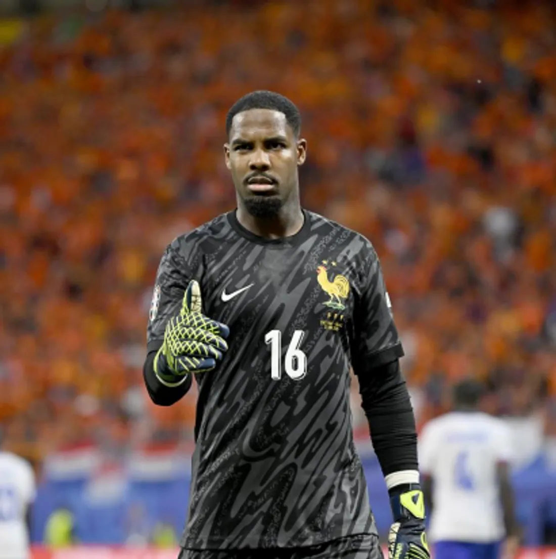  Mike Maignan, joueur de l'équipe de France, d'origine ultramarine 