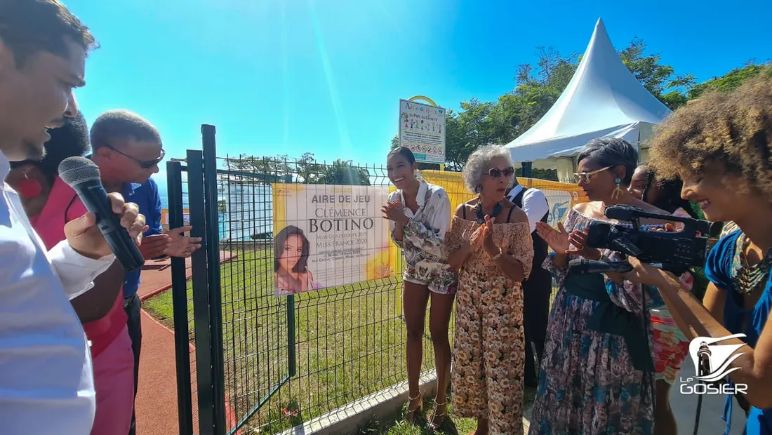 Clémence Botino rayonnante à l'inauguration du parc qui porte son nom 
