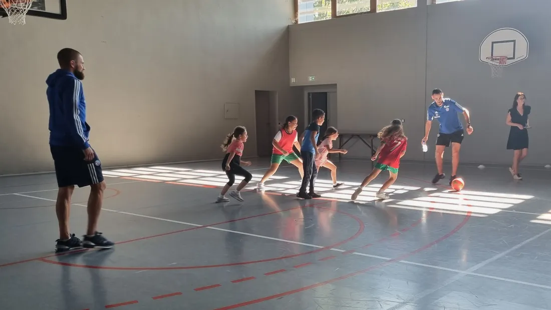 Meinau : des joueurs et joueuses du Racing à l’école de la Canardière 