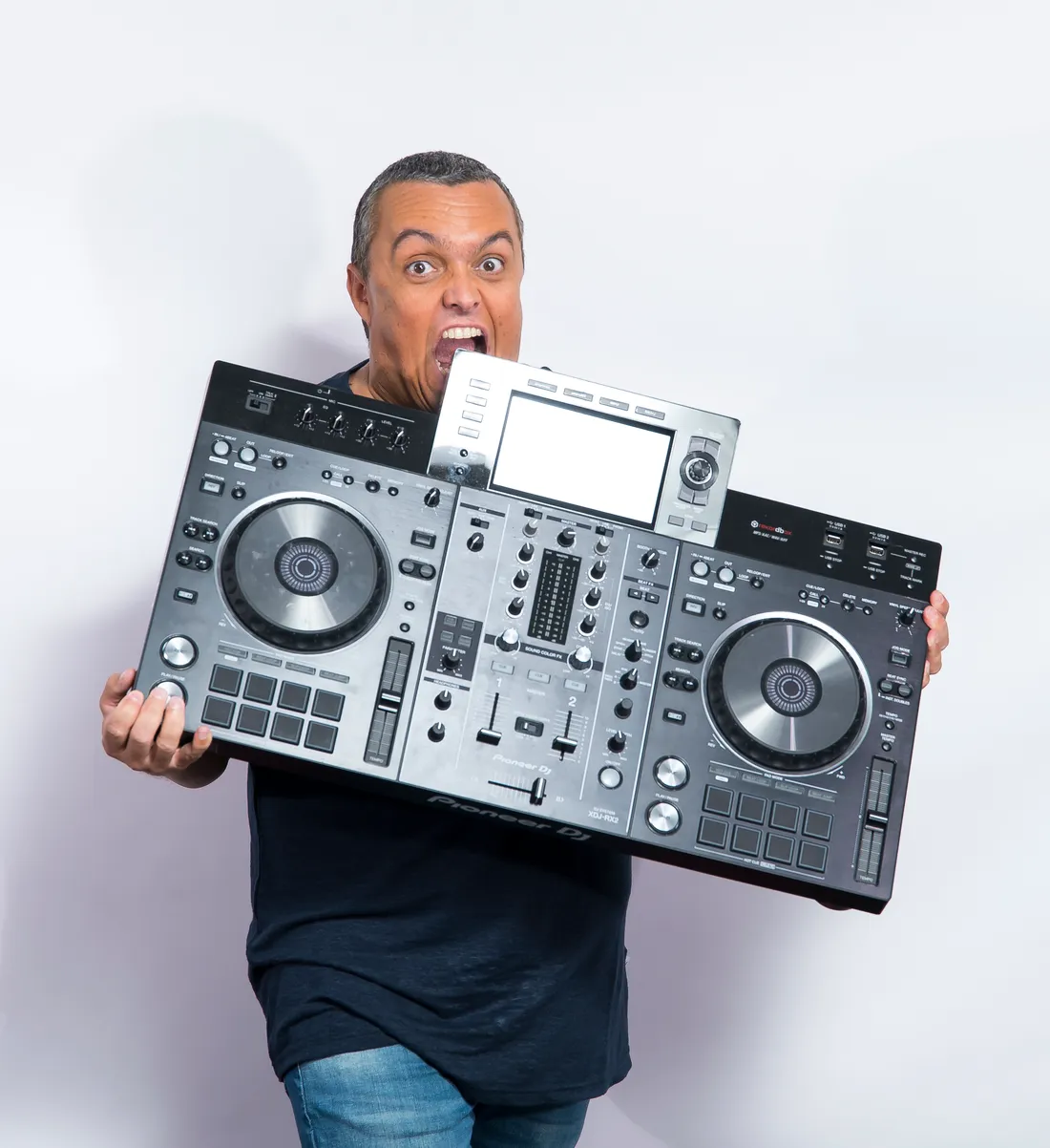 Il met le feu avec "Le Mix de Nono" chaque vendredi et chaque samedi sur Top Music