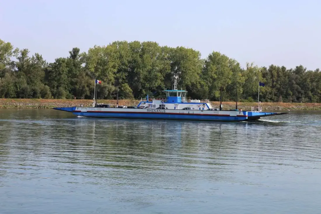 Le bac de Rhinau permet de traverser le Rhin en quelques minutes
