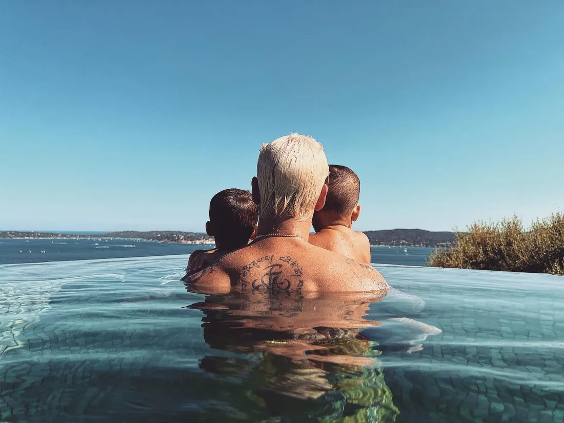 Devinez qui prend la pose avec ses fils ? Matt Pokora en vacances !