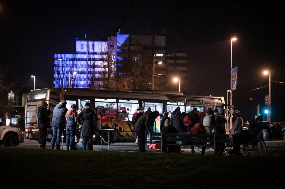 L'association Abribus distribue des repas sur le campement Place de l'Étoile