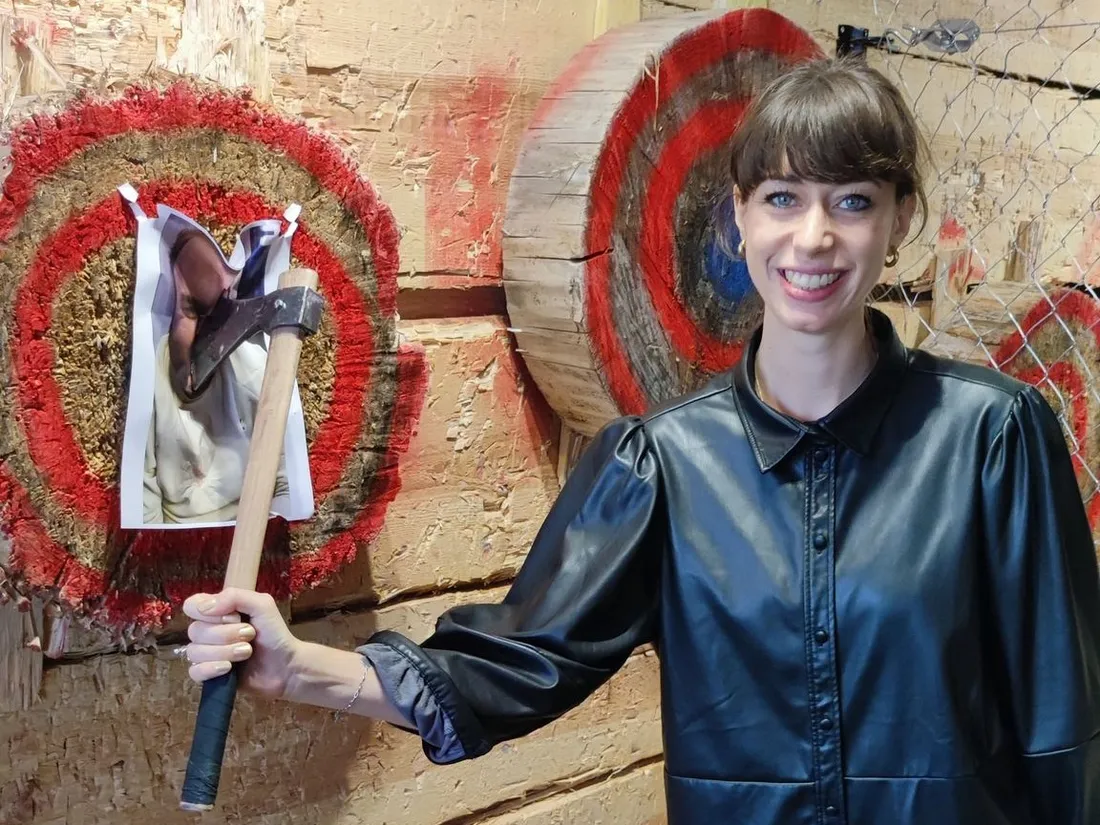 Estelle a tenté de lancer des haches sur les photos de Martin, Nono et Charly 