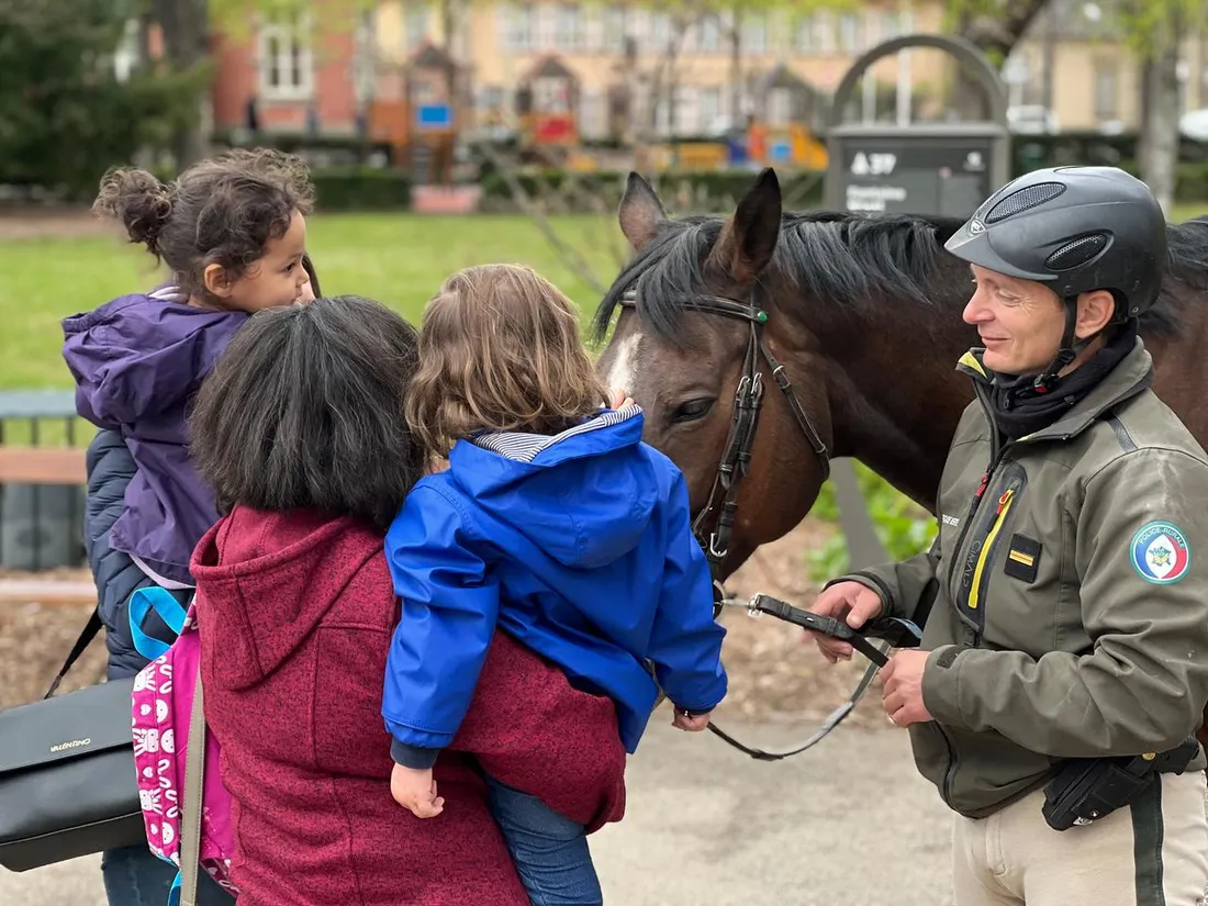 Les deux agents de la brigade verte circulent à cheval au centre-ville de Colmar 