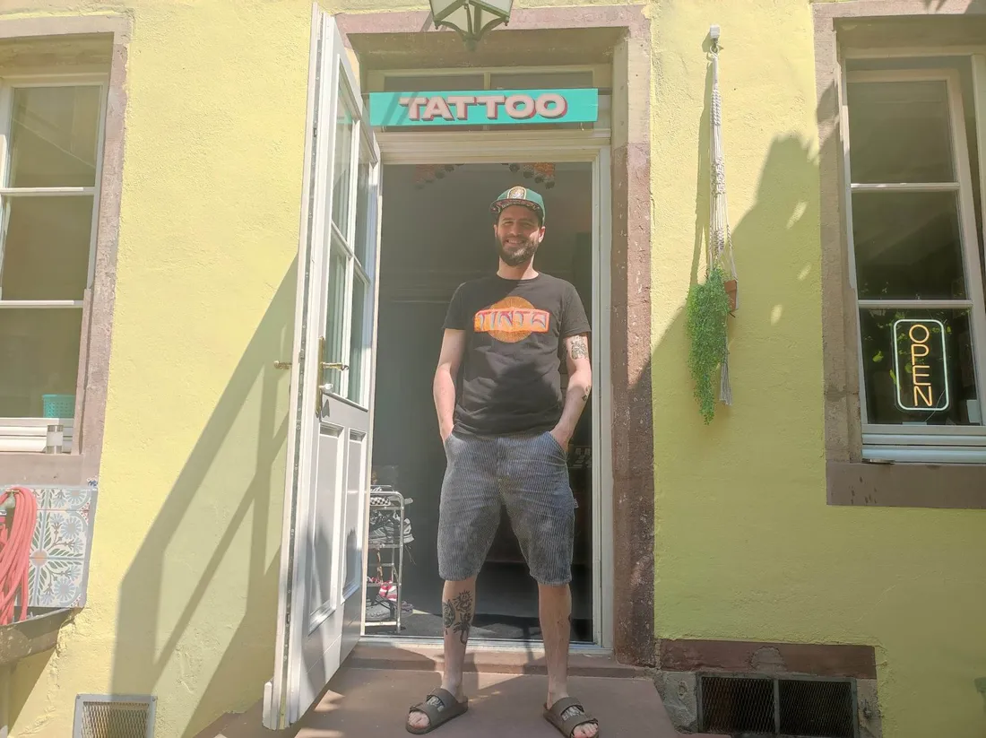 Loïc alias Email Noir devant Tinta Tattoo