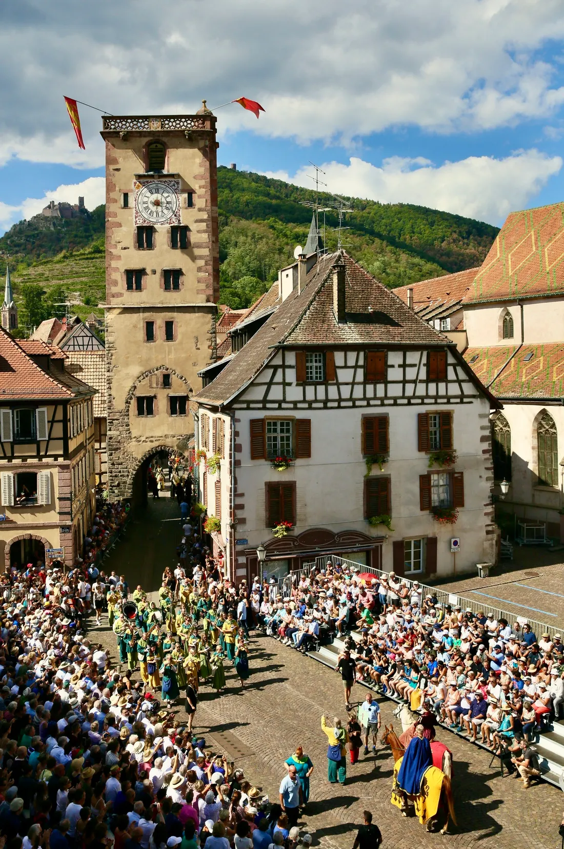 Les rues de Ribeauvillé sont chaque année noires de monde pour le splendide cortège du dimanche