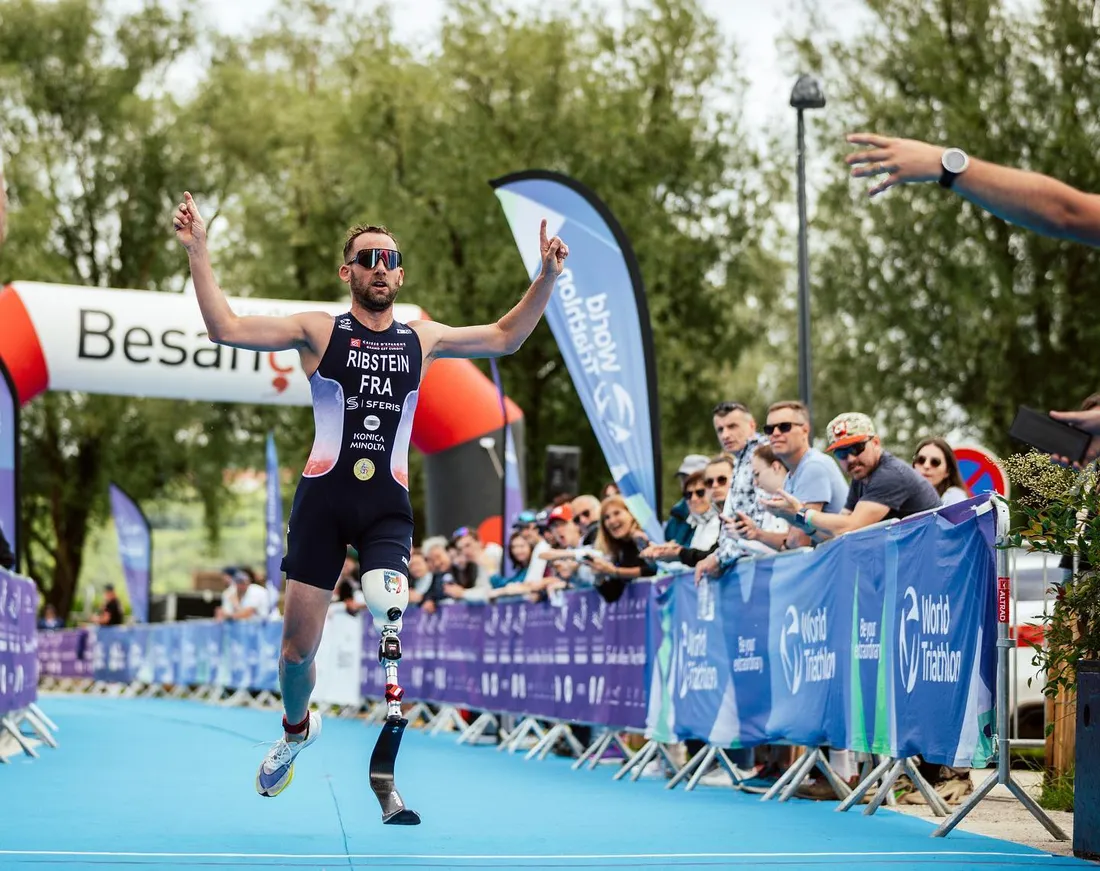 Jules Ribstein vient de remporter la médaille d'or en paratriathlon dans la catégorie PTS2 