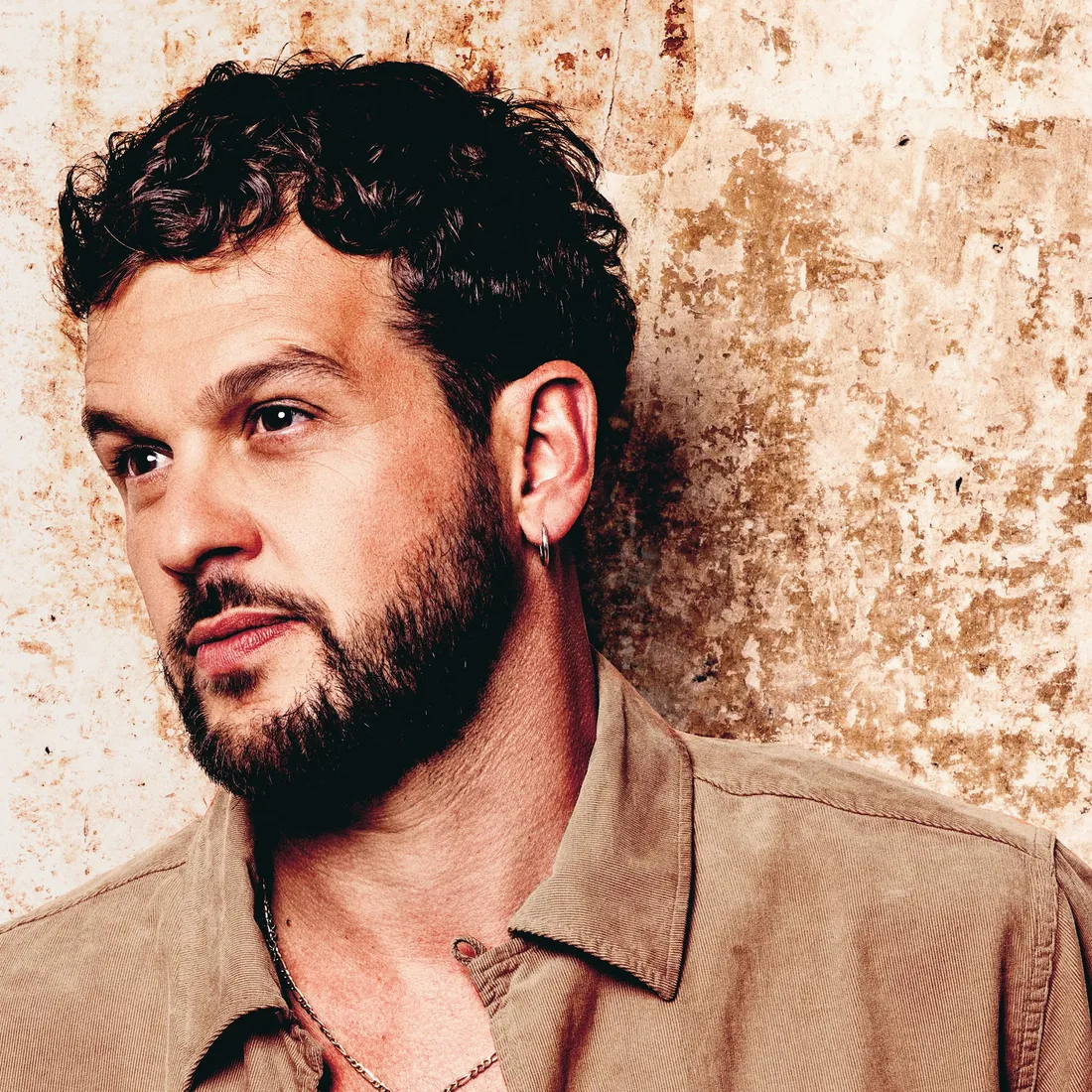 Claudio Capéo frappe fort avec le thème de sa nouvelle chanson