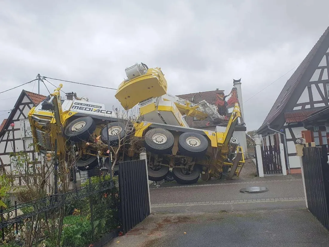 Une grue s'est effondrée sur le toit d'une maison à Niederroedern