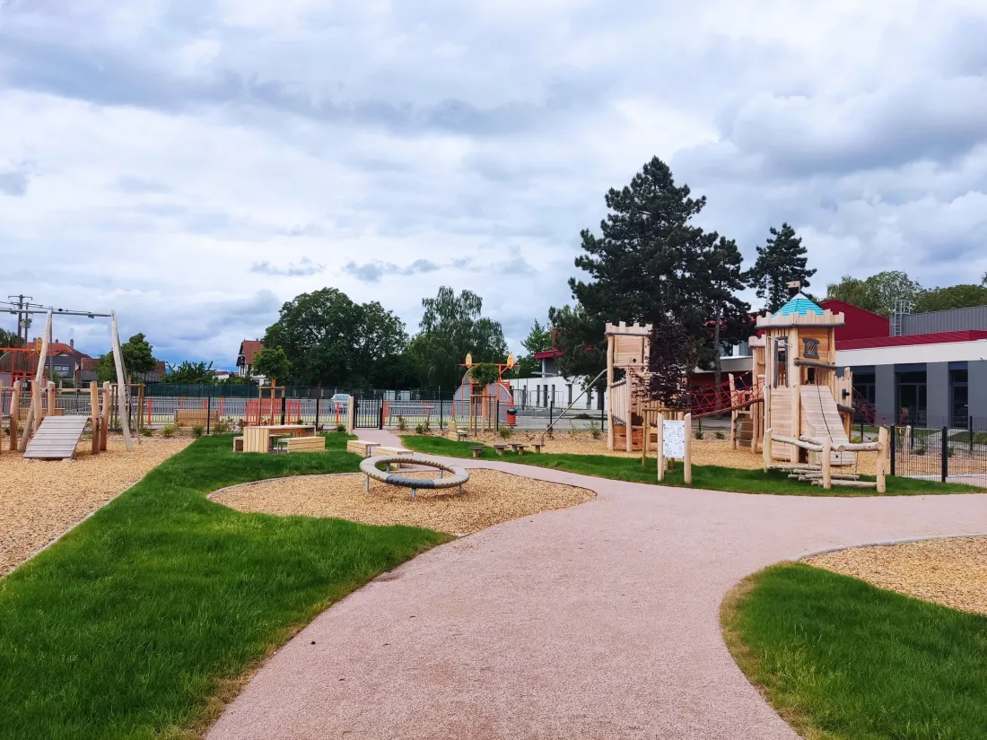 L'aire de jeux de Sundhouse est située à côté d'un City stade, du stade et des terrains de tennis