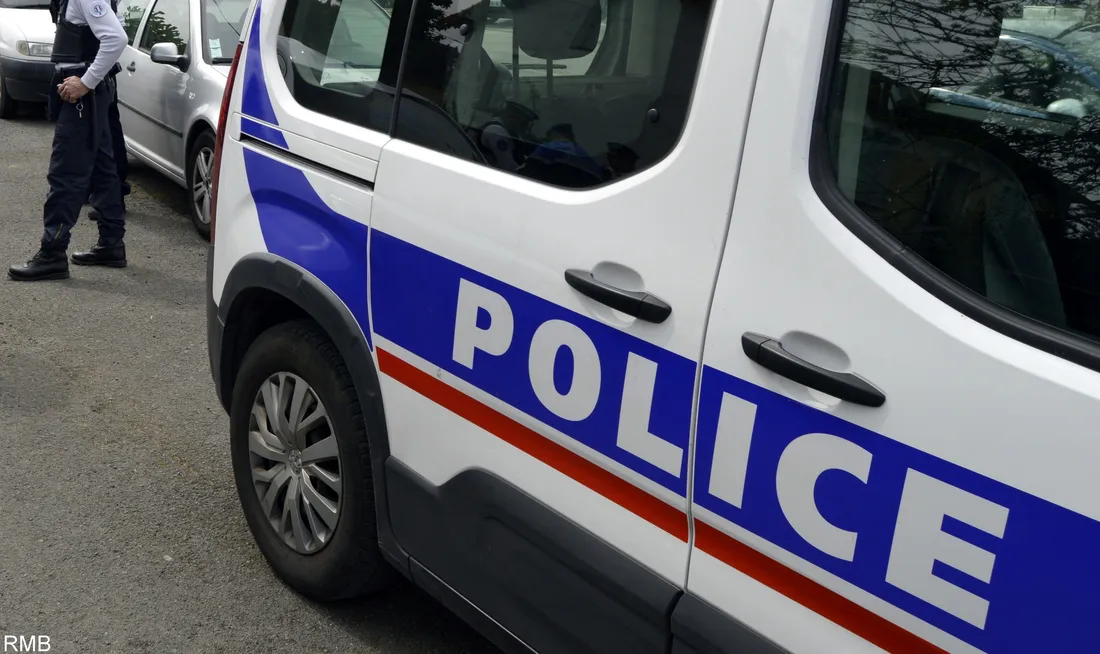 Un jeune homme est blessé à la gorge.