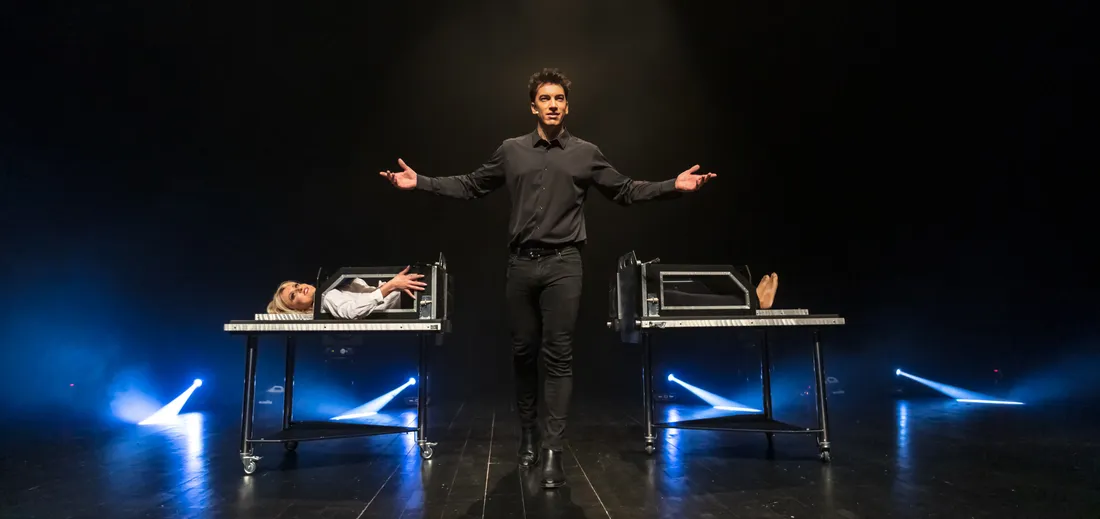 Le magicien Adrien Wild et la femme coupée en deux