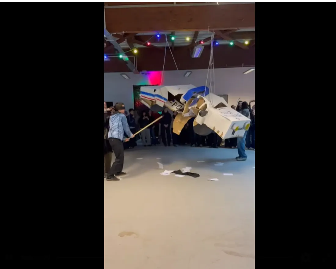 Des étudiants de la HEAR de Mulhouse ont représenté une voiture de police en pinata