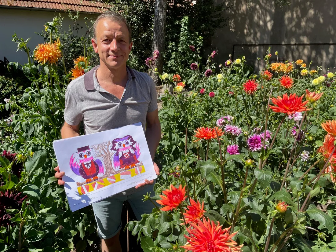 Eric Ball présente ses dessins pour les chars du Corso fleuri de Sélestat 2022