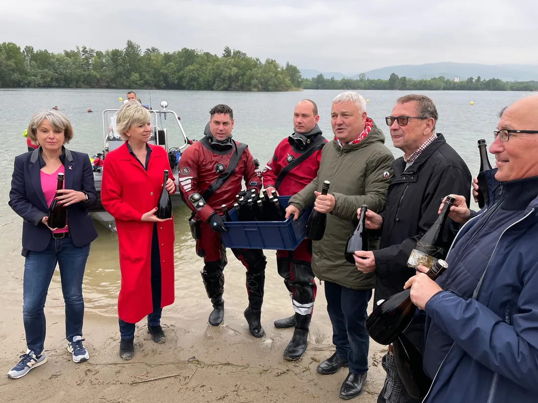 Eric Straumann, président de Colmar Agglomération, a repêché des bouteilles aux côtés du SIS 68