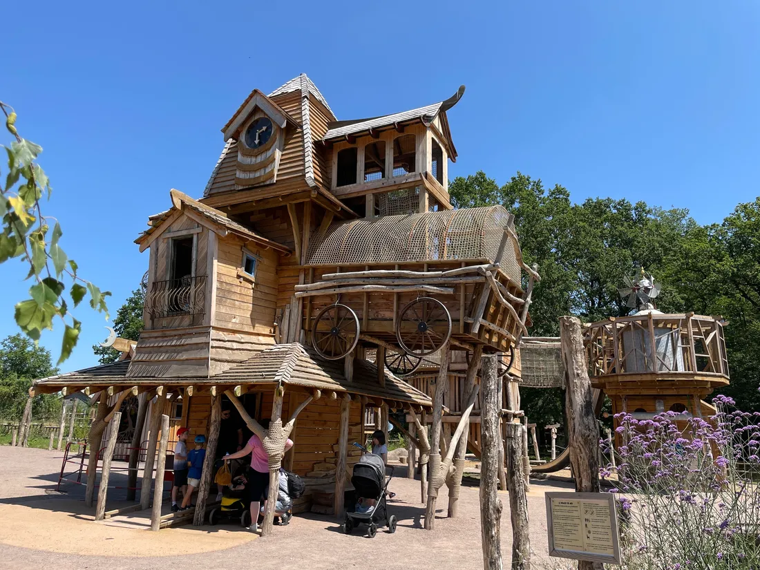 Les enfants peuvent s'amuser comme des fous dans le nouveau Monde de Néo