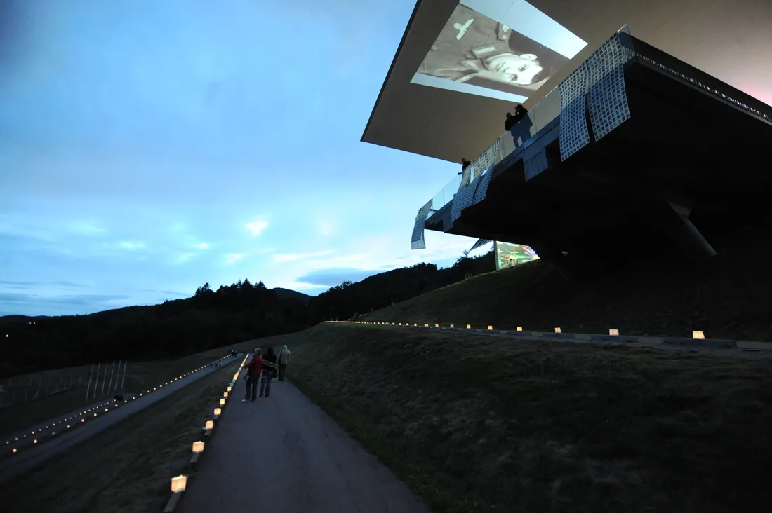 Des lanternes et bougies formant le chiffre 130 000 accueilleront les visiteurs