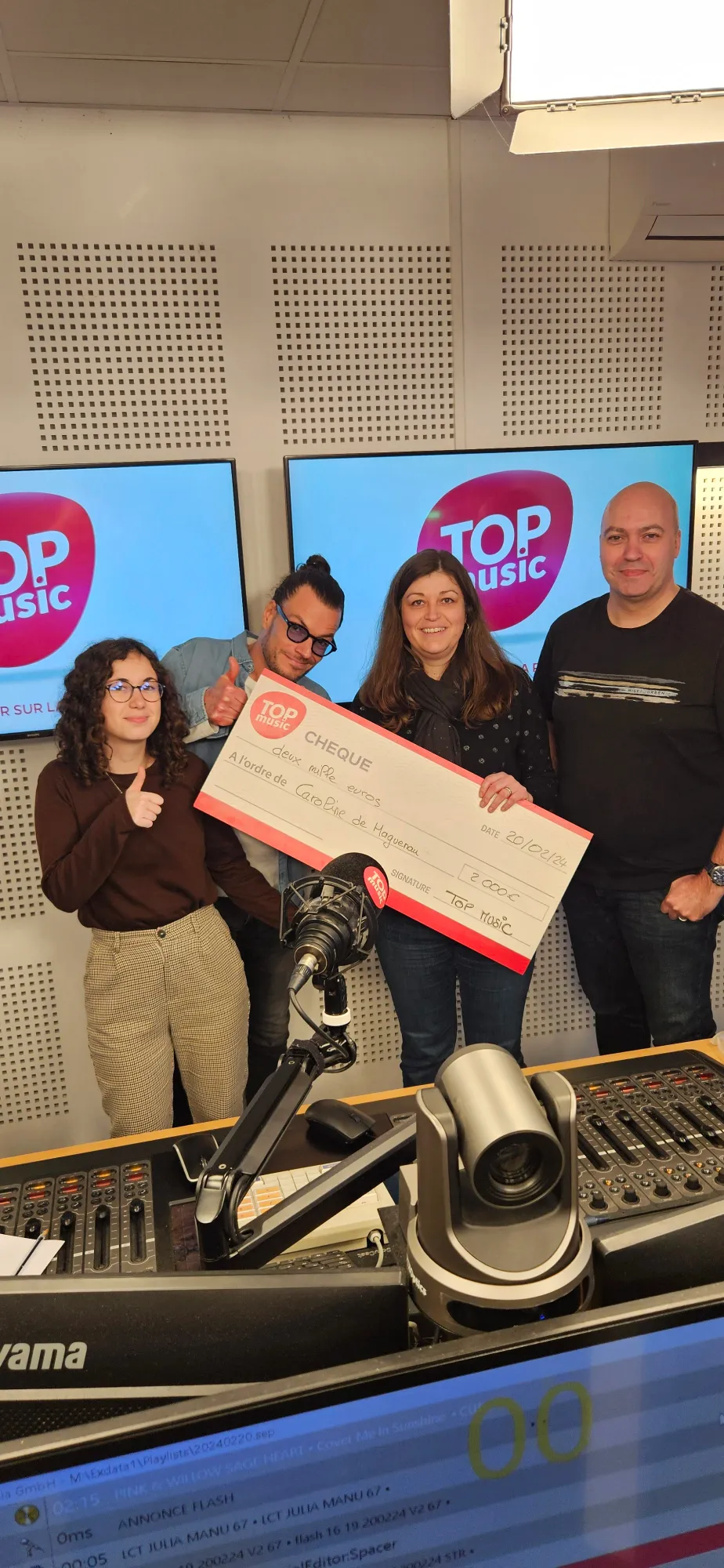 Caroline est venue récupérer son chèque dans le studio de Top Music