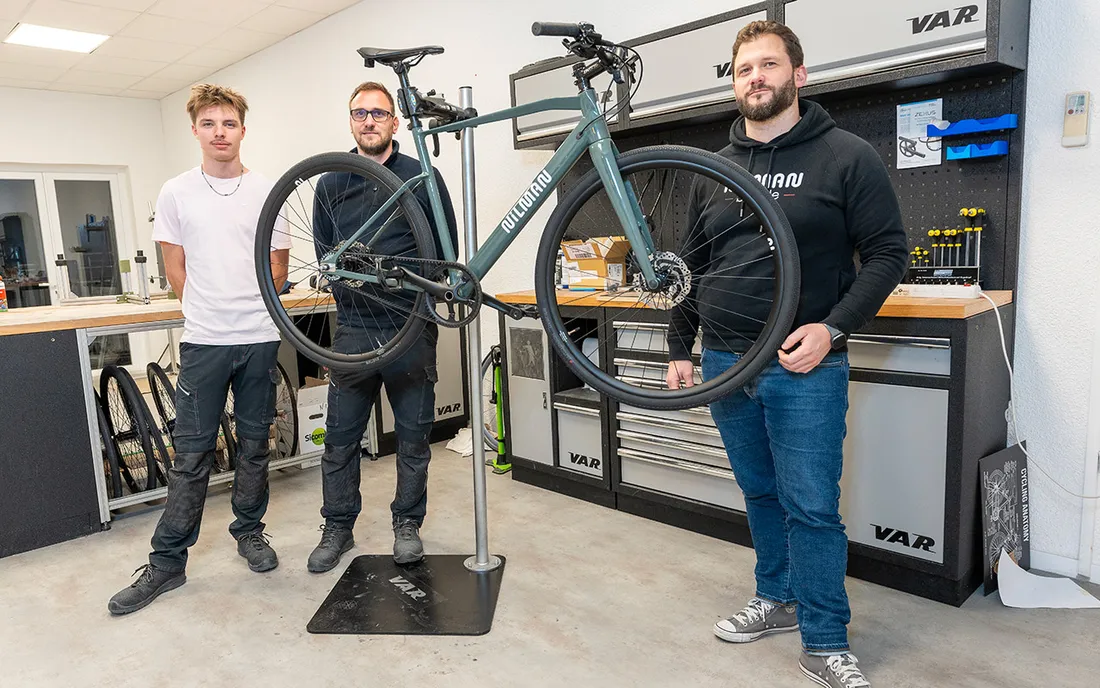 Les trois salariés de Nilman bicycle avec un prototype de vélos volé depuis 
