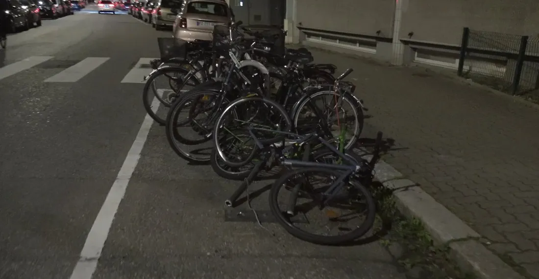 Le fourgon de la police a endommagé deux vélos dans sa manœuvre. 