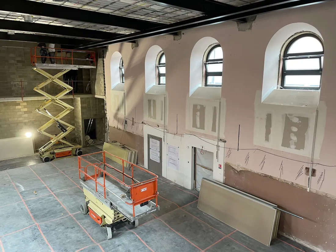 La synagogue en pleine construction pour devenir une salle de spectacle