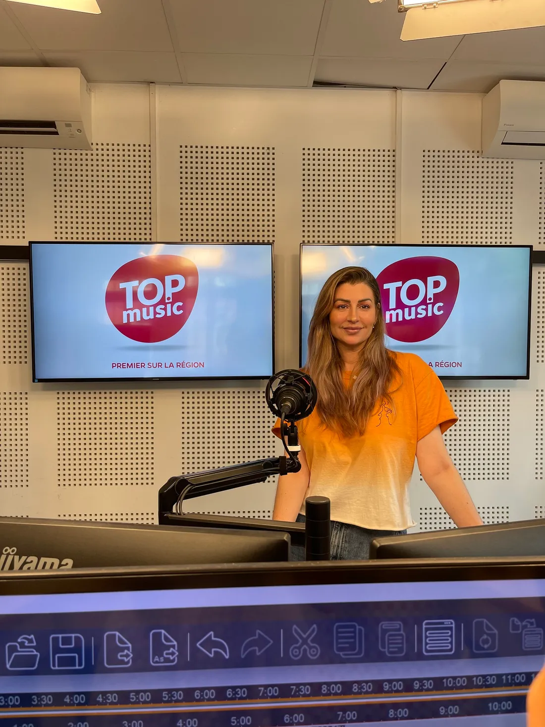 Poopi Blh était l'invitée de "On est tous debout" sur Top Music