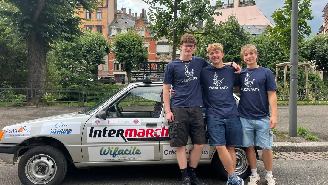 Benjamin, Alex et Louis avec leur Peugeot 205