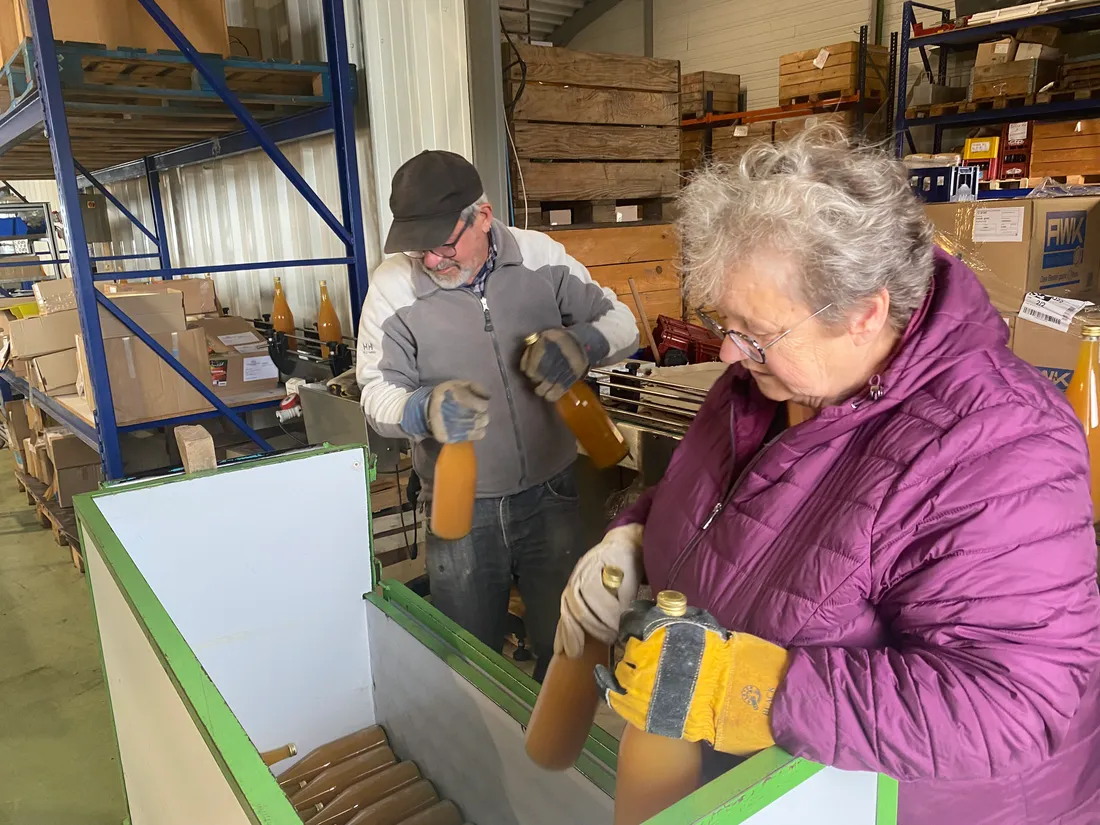 Marie-Jeanne et Ernest, de Neuwiller-lès-Saverne, récupèrent leur récolte de jus de pomme.