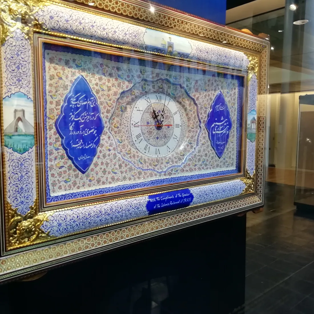 Horloge en céramique offerte par la République Islamique d'Iran