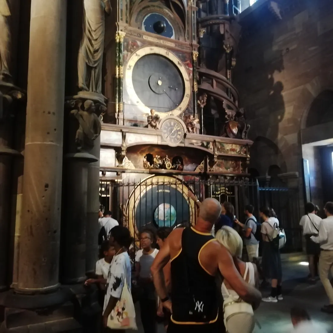   Les visiteurs sont venus  profiter de la fraîcheur naturelle de la Cathédrale.