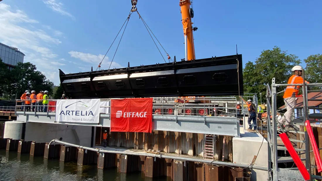 La VNF a posé la première partie de son nouveau barrage à la Robertsau le 8 juin. 