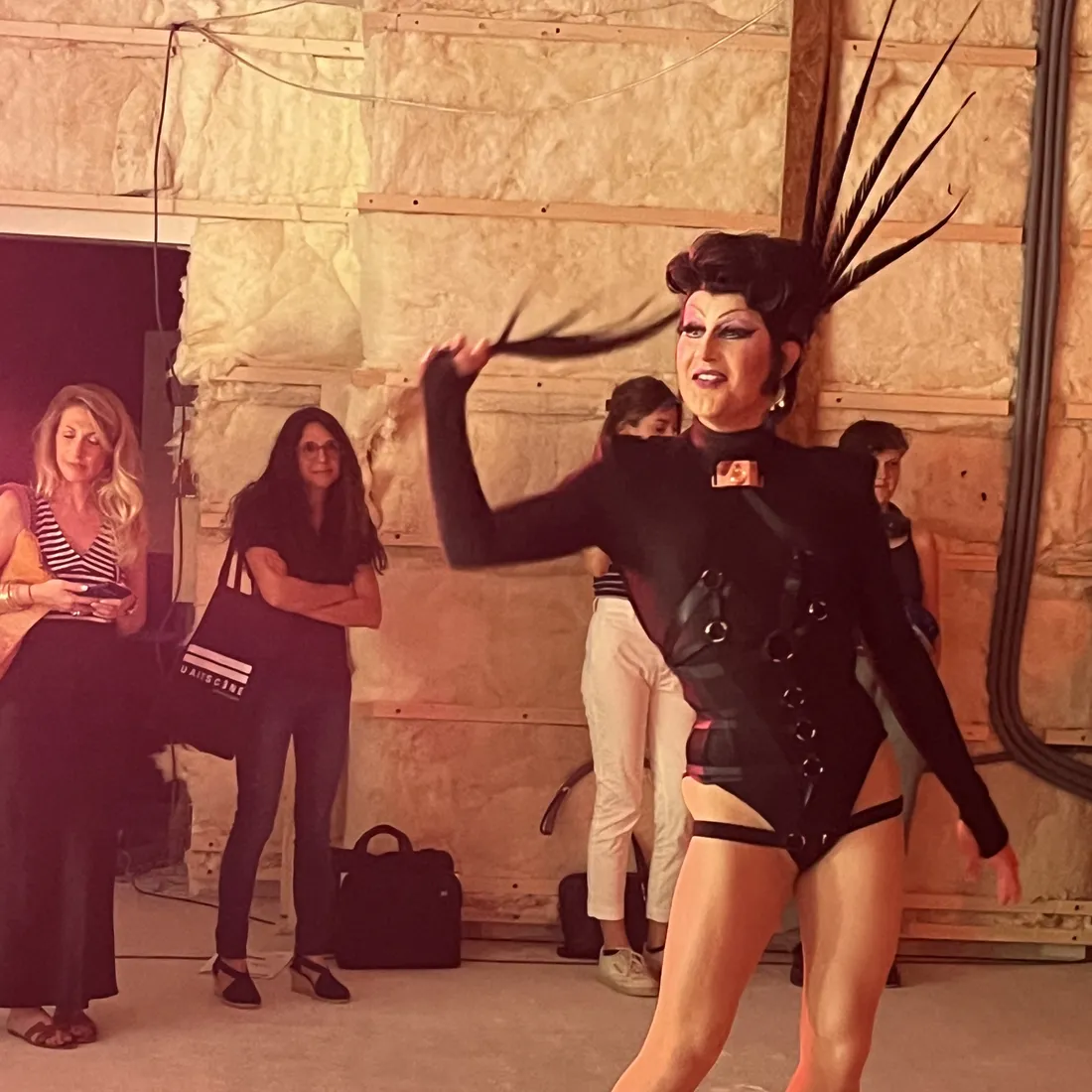 La Drag Queen Crystal Clear en train de performer