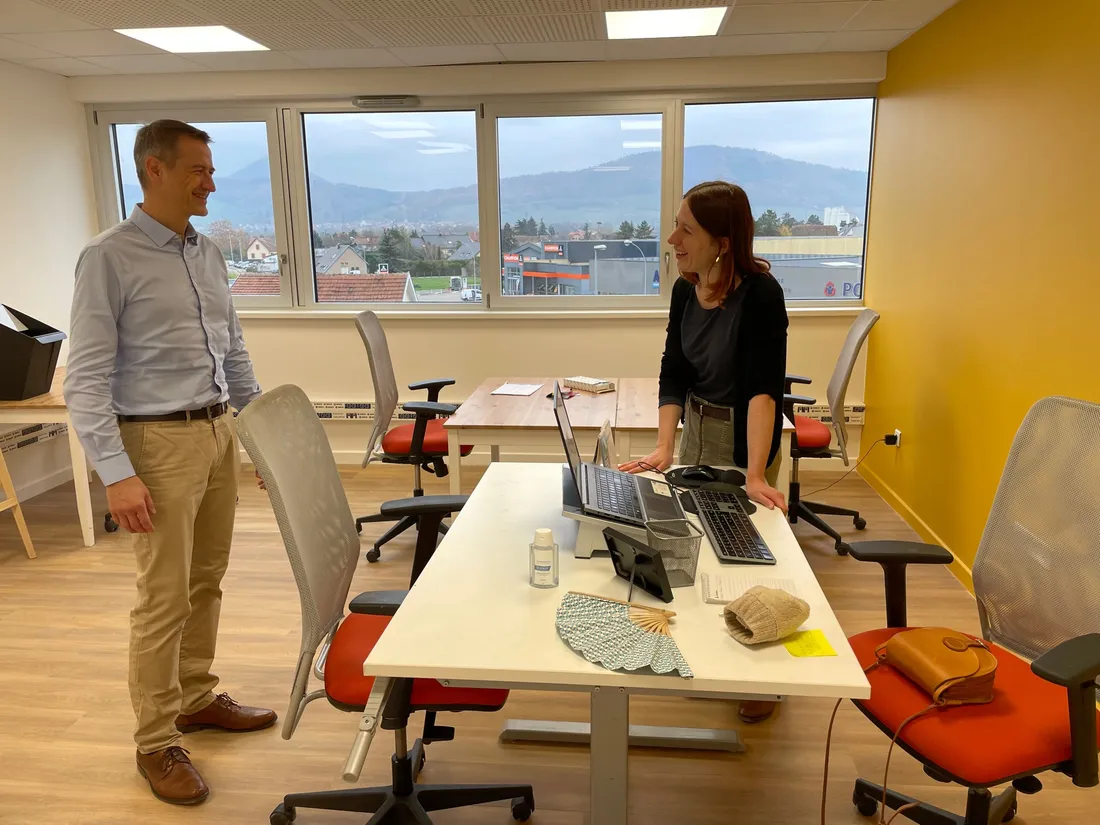 Mariannick présente l'espace de coworking à Frédéric, informaticien