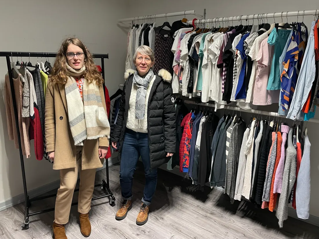 La professeure documentaliste, Audrey Couturier, et la lycéenne Aélis présentent le Troc'Koeb