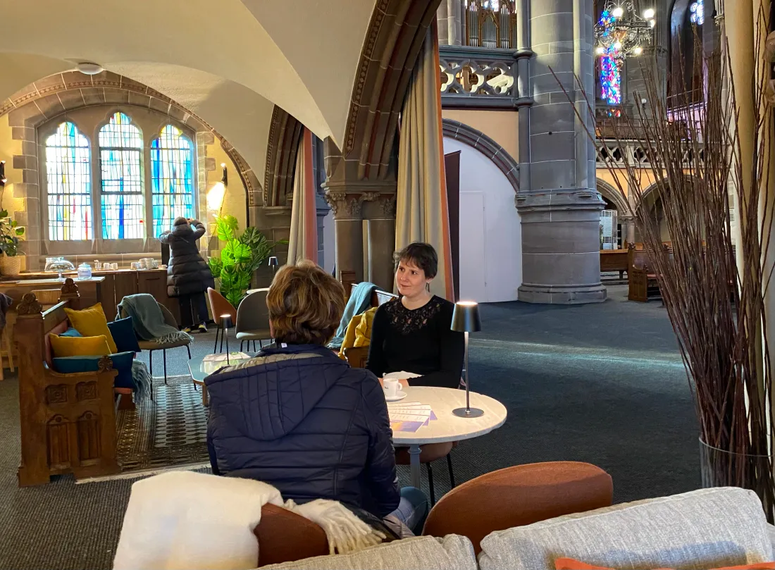 Boire un café dans une église, sympa non ?