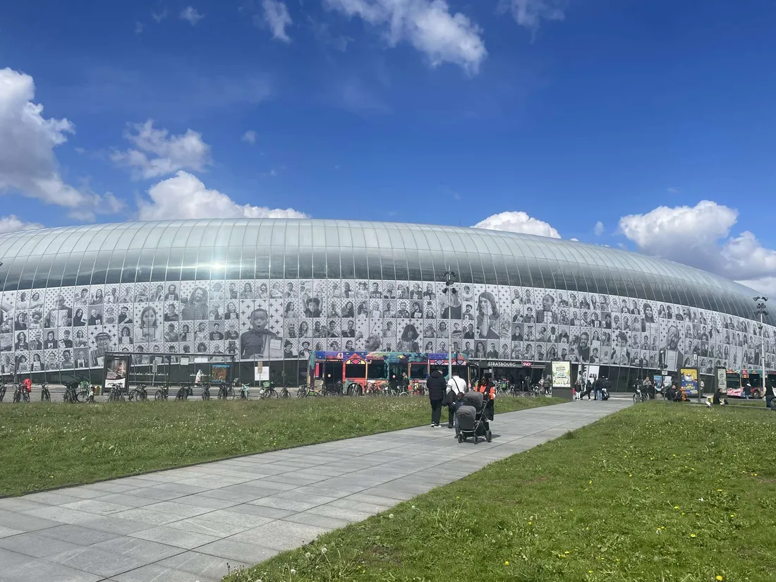 Une mosaïque de portrait est exposée depuis quelques jours sur la verrière de la gare de Strasbourg
