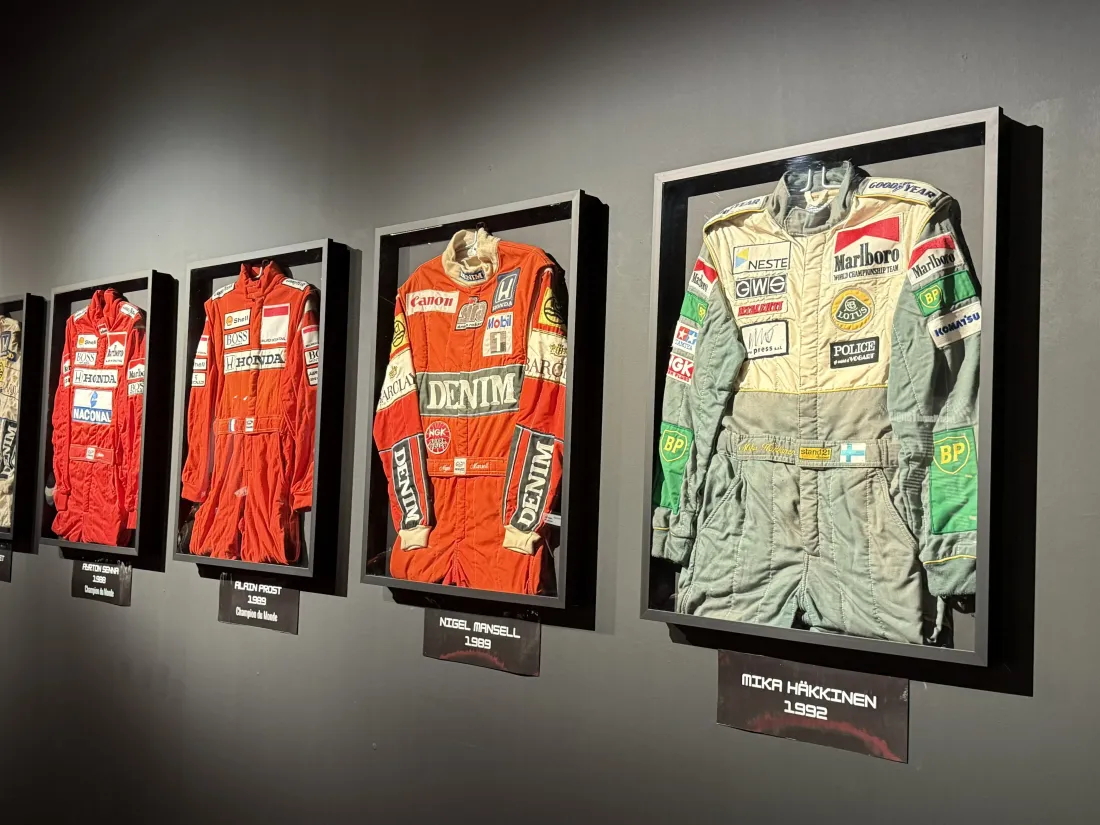 Tenue de grands noms de pilotes de Formule 1 exposé au Musée national de l’Automobile