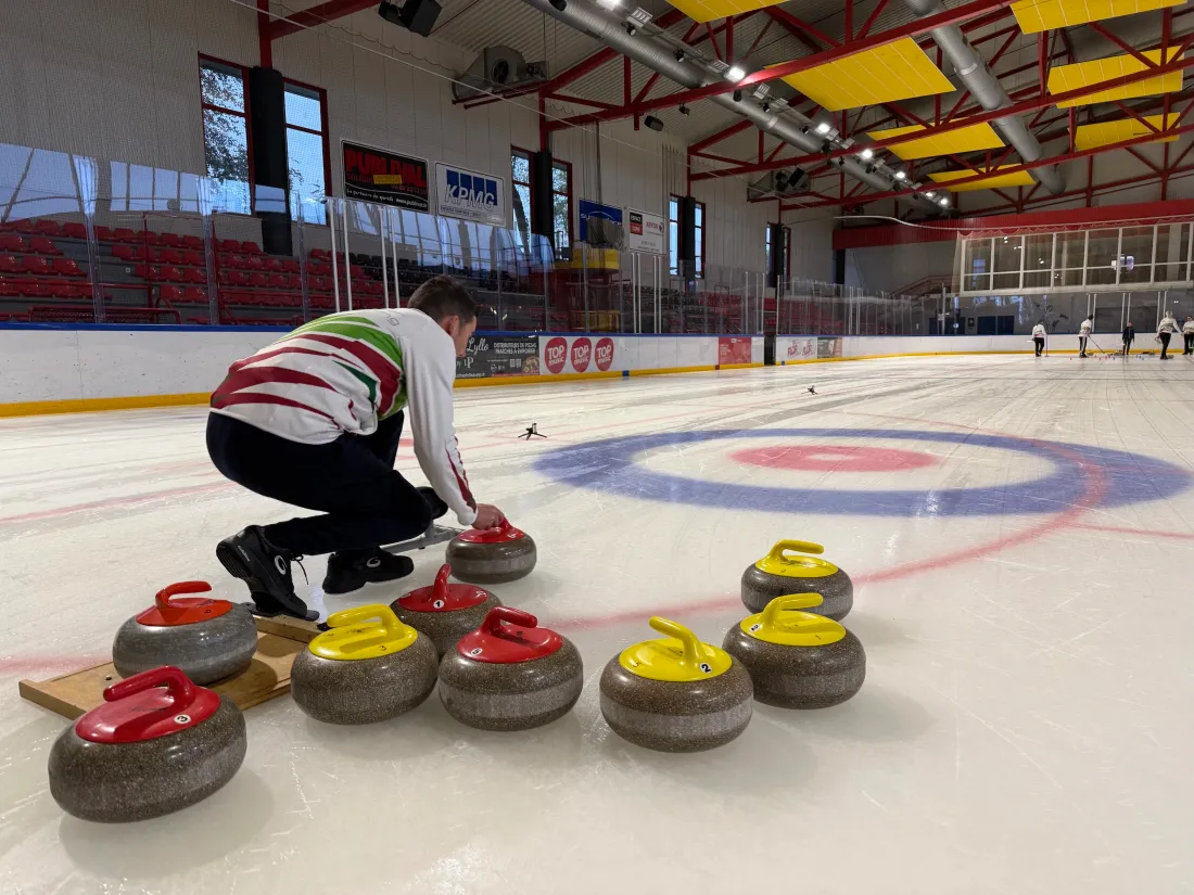 Il faut de la force et la précision pour jouer au curling, comme ici à la patinoire de Colmar