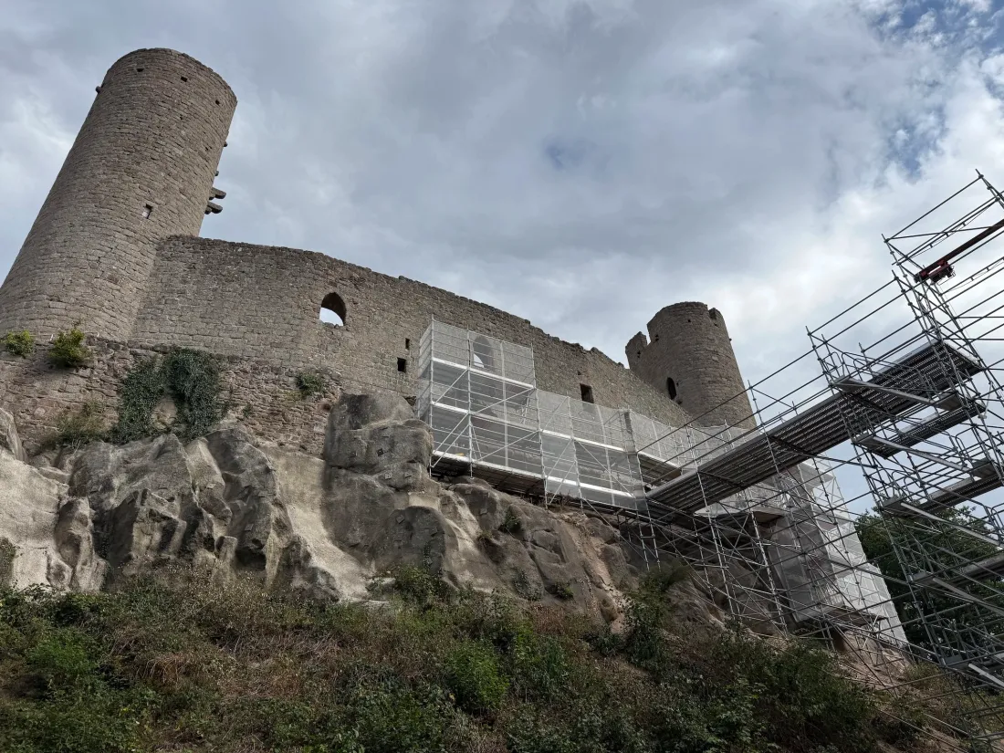 Un échafaudage est actuellement visible sur le château d'Andlau