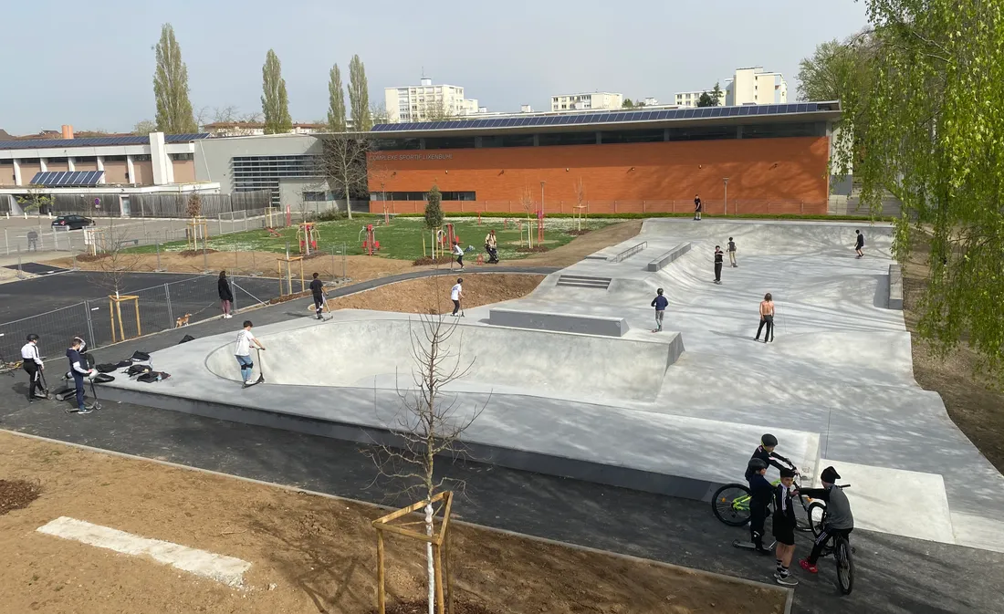 Le lieu attire les amateurs de skateboards, de trottinettes et de vélos bmx.
