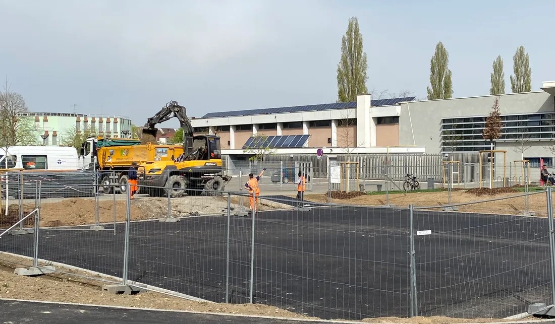 La construction du terrain de basket 3 contre 3 a démarré et devrait se terminer d'ici 3 semaines.